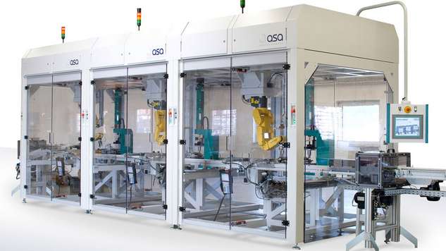 [Translate to France:] Assembly line consisting of three robot cells with three press stations